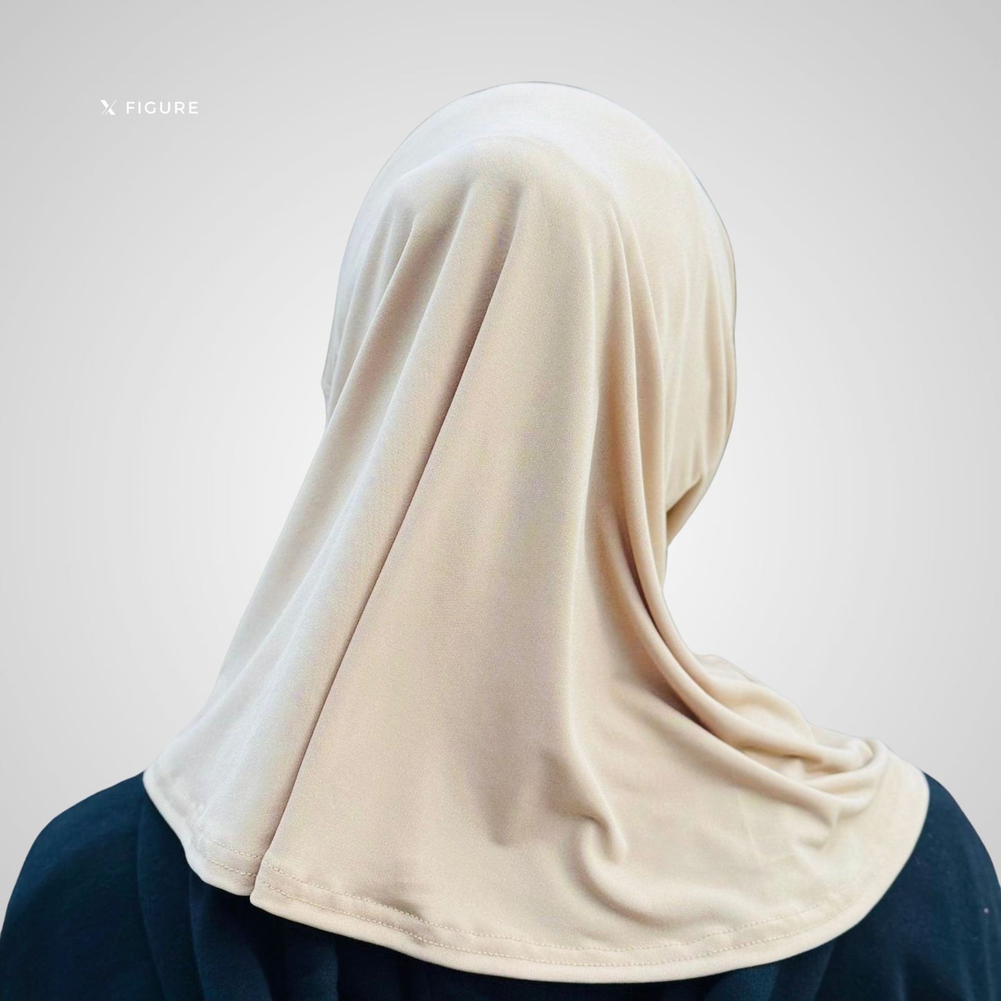 Achteraanzicht van de beige XFigure I AM hijab – comfortabele en stijlvolle keus voor moslima’s die beginnen met hijab dragen