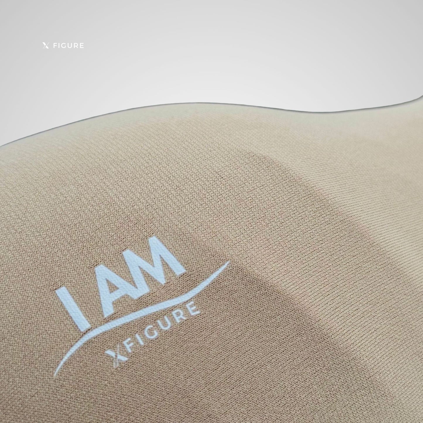 Close-up van het I AM logo op de beige XFigure hijab – ontworpen voor beginnende moslima’s die stijlvol en met vertrouwen willen starten