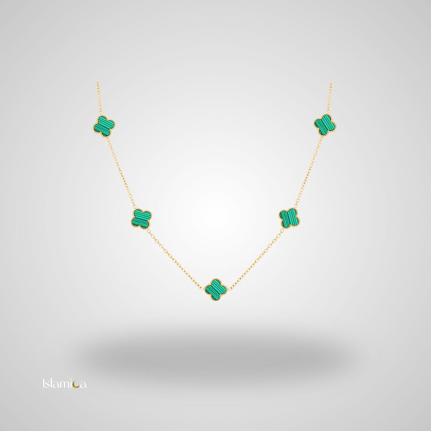 Gouden ketting met groene malachietdetails en klaverhangers