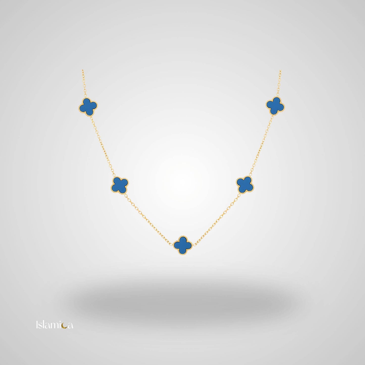 Gouden ketting met diepblauwe details en klaverhangers