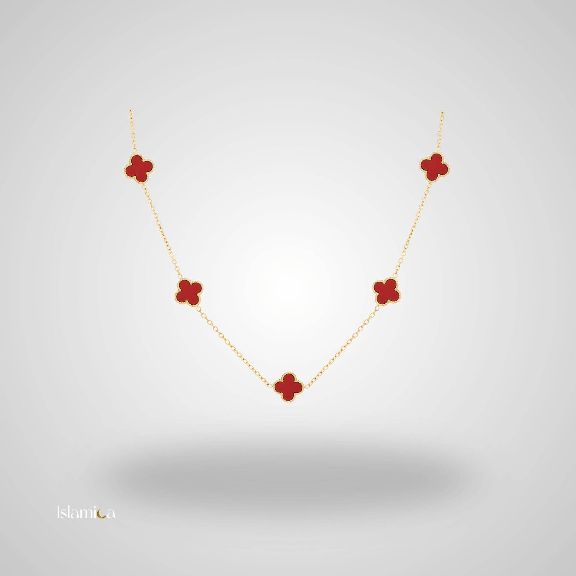 Gouden ketting met dieprode details en klaverhangers