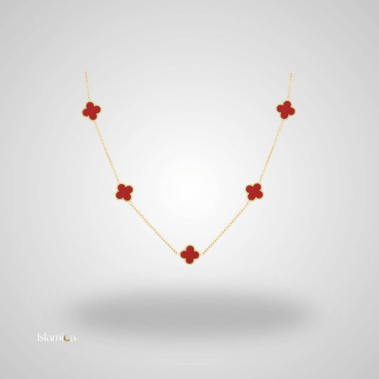 Gouden ketting met dieprode details en klaverhangers
