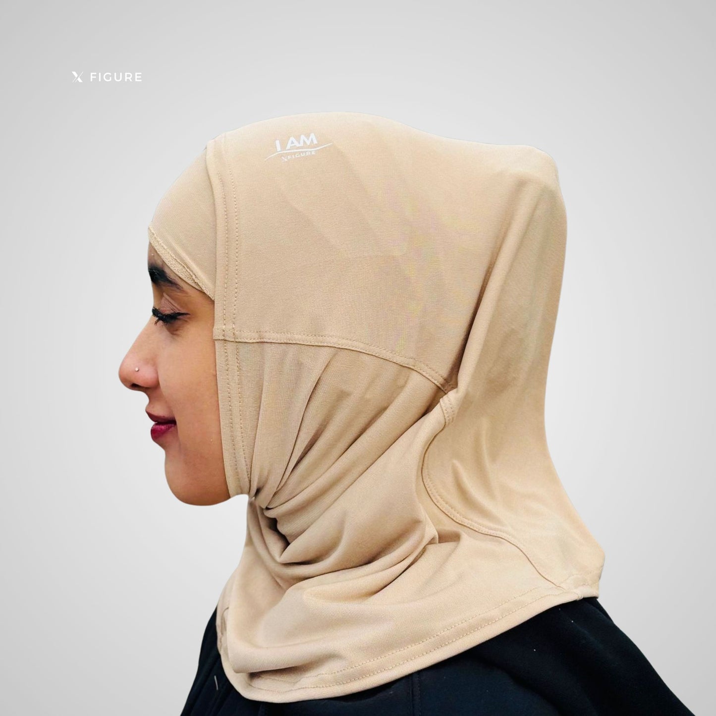 Moslima draagt beige XFigure hijab met I AM affirmatie – perfecte hijab voor beginnende draagsters, easy on easy off design