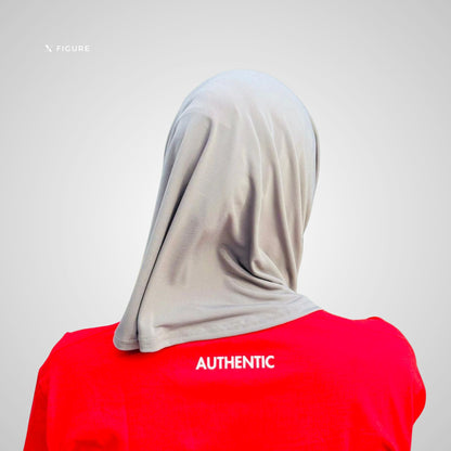 Lichtgrijze XFigure I AM hijab achterkant – comfortabele sportieve hijab voor beginnende moslima’s
