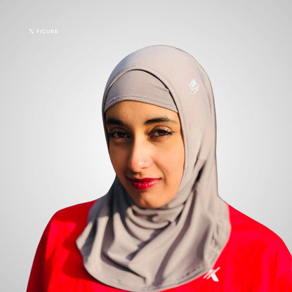 Vrouw met lichtgrijze XFigure I AM hijab – comfortabele instap hijab voor moslima’s die willen beginnen met hijab dragen