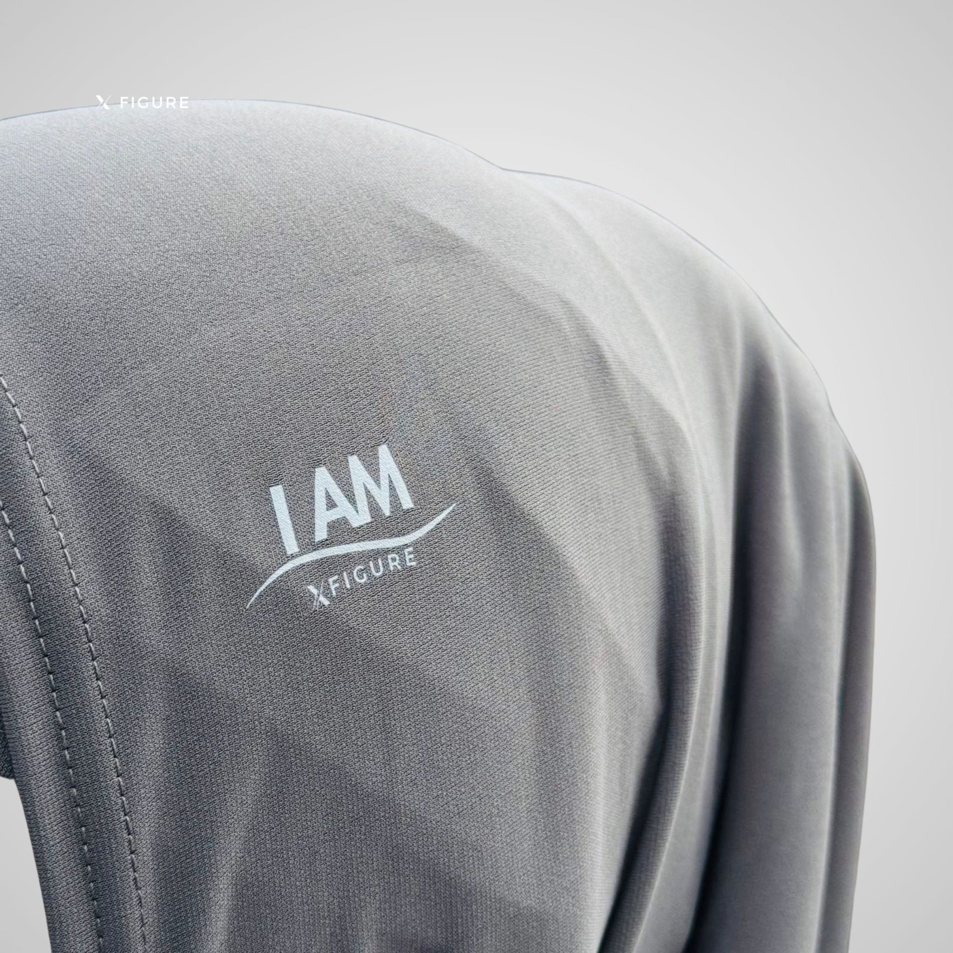 Close-up XFigure I AM logo op lichtgrijze hijab – inspirerende hijab met affirmatie voor moslima’s