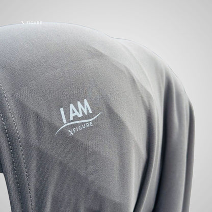 Close-up XFigure I AM logo op lichtgrijze hijab – inspirerende hijab met affirmatie voor moslima’s