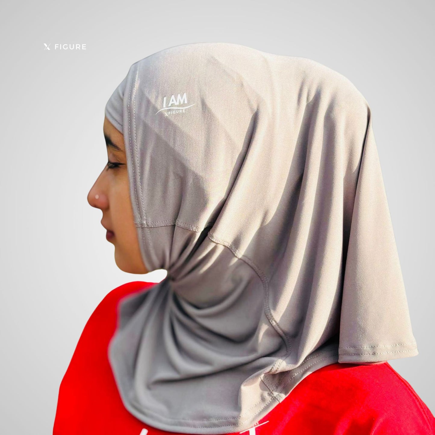 Lichtgrijze XFigure I AM hijab zijaanzicht – sportieve en casual hijab voor beginnende moslima’s
